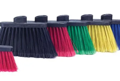 Escoba Angular con Fibra de PVC · El Castor